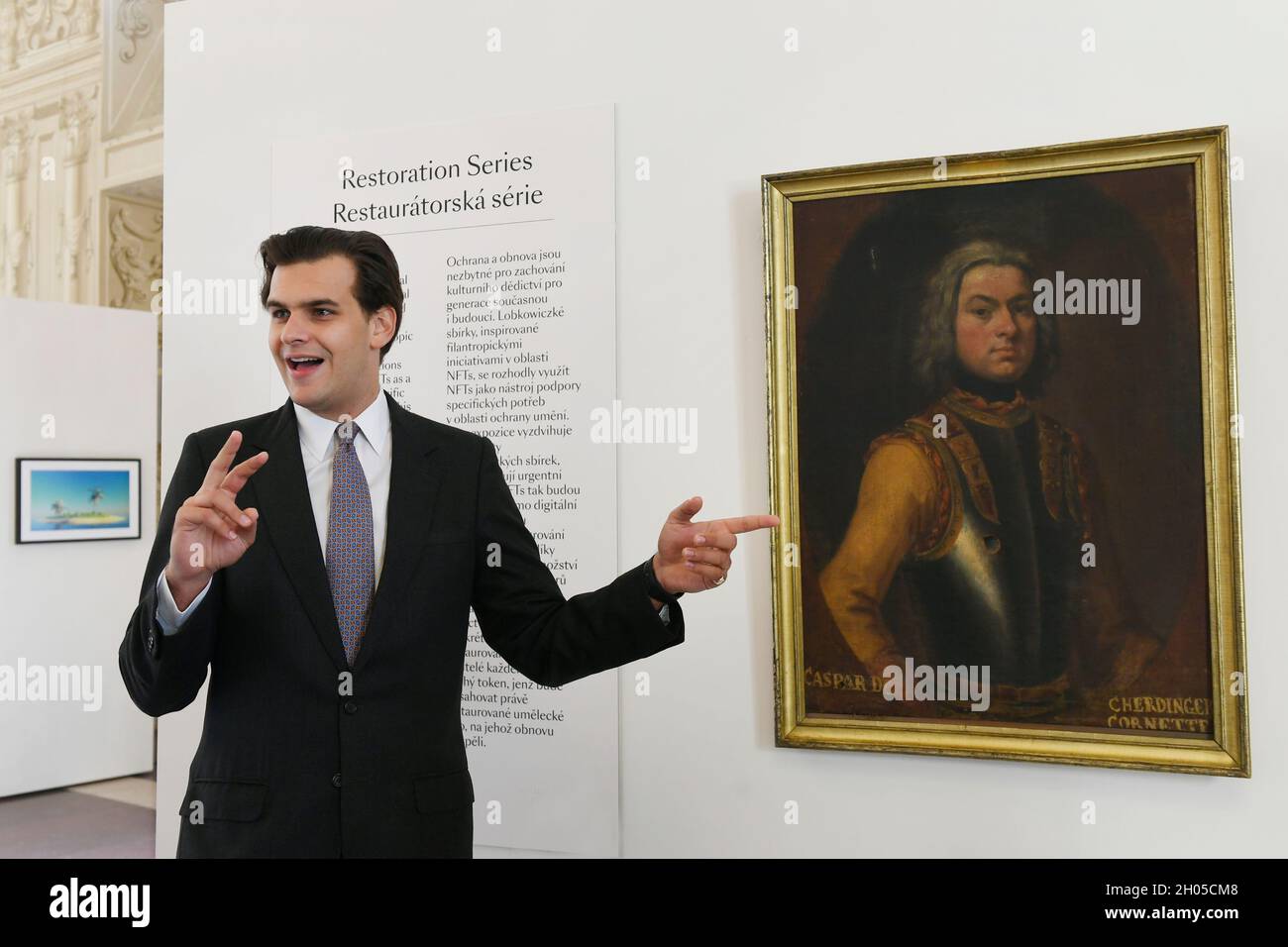 Praga, Repubblica Ceca. 11 ottobre 2021. William Lobkowicz Jr. Parla durante una conferenza stampa sull'apertura di cinque giorni di esposizione Castello non-Fungibile (NFT), il 11 ottobre 2021, a Praga, Repubblica Ceca. Per svelare artefatti che non esistono nel mondo reale e che possono essere posseduti solo in forma digitale. Credit: Michaela Rihova/CTK Photo/Alamy Live News Foto Stock