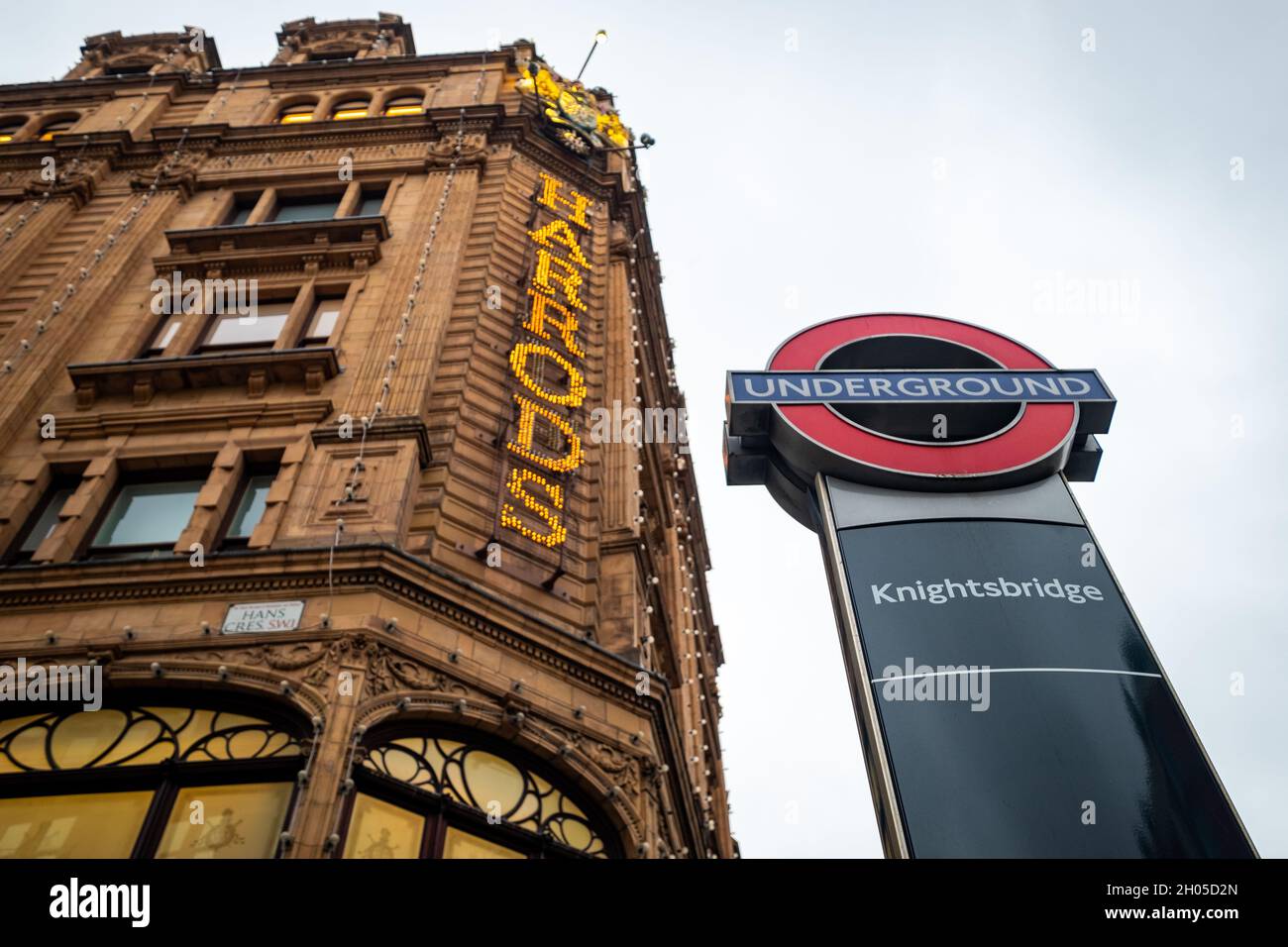 Londra - Ottobre 2021: Grandi magazzini Harrods a Knightsbridge, Londra. Mostra il famoso logo harrods segno e Knightsbridge segno sotterraneo Foto Stock