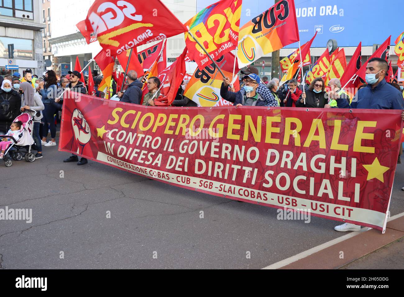 Sciopero generale dei sindacati grassroot a Milano . Foto Stock