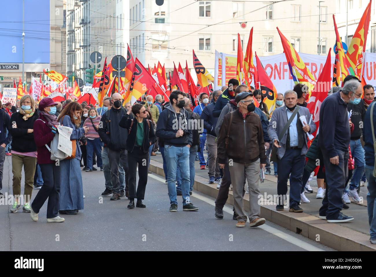 Sciopero generale dei sindacati grassroot a Milano . Foto Stock