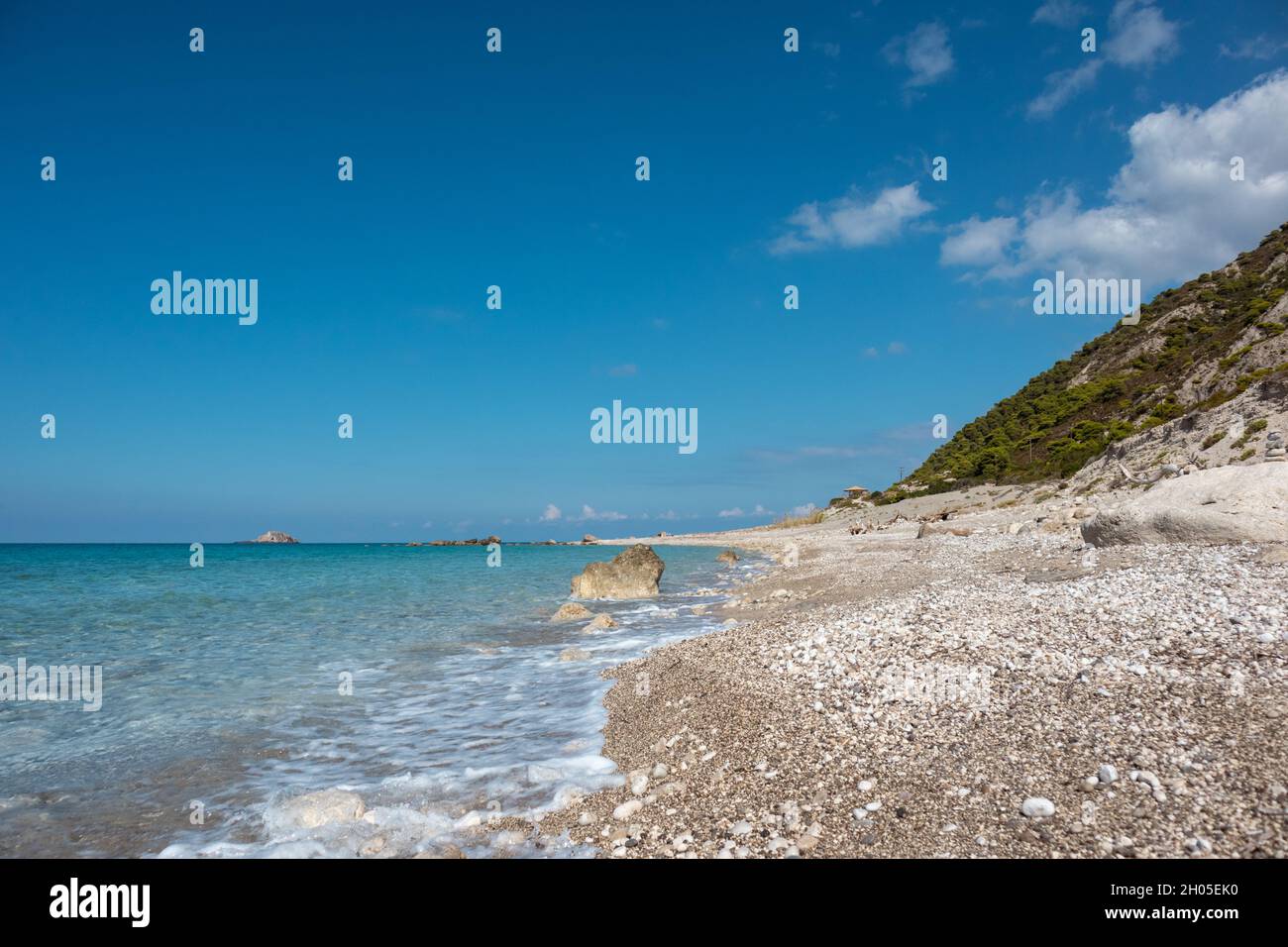 Spiaggia di ciottoli bianchi da vicino con acqua azzurra sulla costa dell'isola di Lefkada in Grecia. Vacanze estive natura viaggio a Ionian Sea Foto Stock