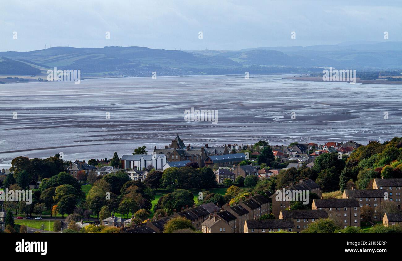 Dundee, Tayside, Scozia, Regno Unito. 11 ottobre 2021. UK Meteo: Un luminoso giorno d'autunno con occasionali incantesimi soleggiati in tutta la Scozia nord-orientale con temperature che raggiungono i 15°C. Il luminoso clima autunnale creando spettacolari dune di sabbia con bassa marea sul fiume Tay osservato dalla “Legge” i resti di un davanzale vulcanico ed è il punto di vista più alto della città. Credit: Dundee Photographics/Alamy Live News Foto Stock