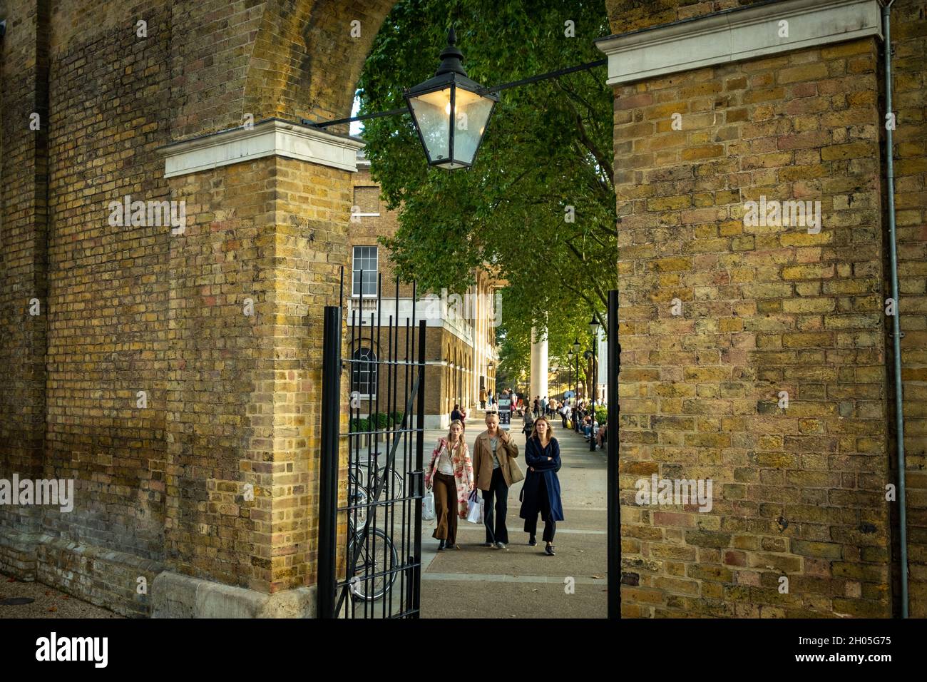 Londra 2021 ottobre: Shopping a piedi su Duke of York Square vicino a Kings Road, Chelsea- un'esclusiva area per lo shopping vicino alla Saatchi Gallery Foto Stock