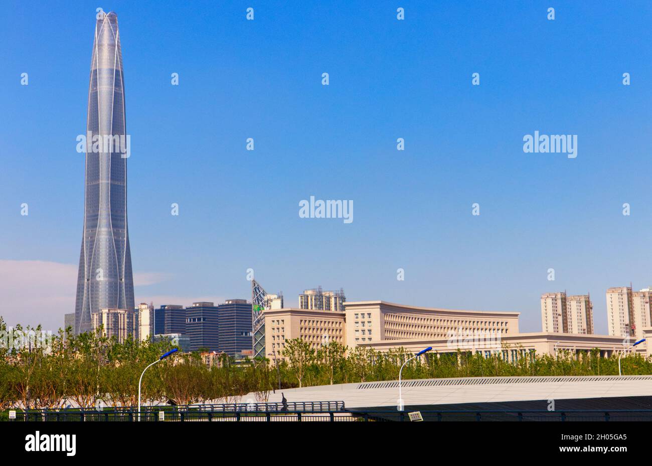 Skyline di TEDA (Tianjin Area di sviluppo economico-tecnologico Binhai Nuova Area con 530 metri Tianjin CTF Finance Centre, completato a settembre 2019. Foto Stock