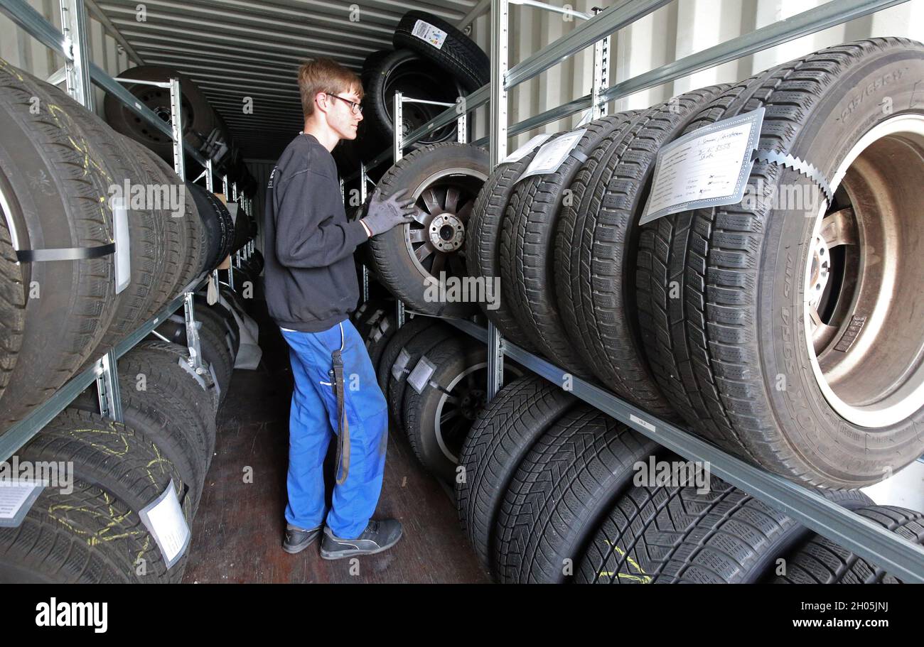 11 ottobre 2021, Berlino: Un meccanico presso l'officina di assistenza auto Krause nel distretto di Lichtenberg cerca il pneumatico giusto nel magazzino prima di passare dagli pneumatici estivi a quelli invernali. La regola del pollice per un cambio di pneumatico stagionale è: Da A a o (giorno di tutti i Santi a Pasqua). In caso di incidente con pneumatici estivi nonostante il maltempo, si pagheranno multe elevate (pneumatici invernali sono obbligatori). I club automobilistici in Germania consigliano un cambiamento precoce, in modo che non ci siano lunghi tempi di attesa in garage in caso di un inizio a sorpresa dell'inverno. Gli pneumatici invernali sono più efficaci quando la temperatura media Foto Stock