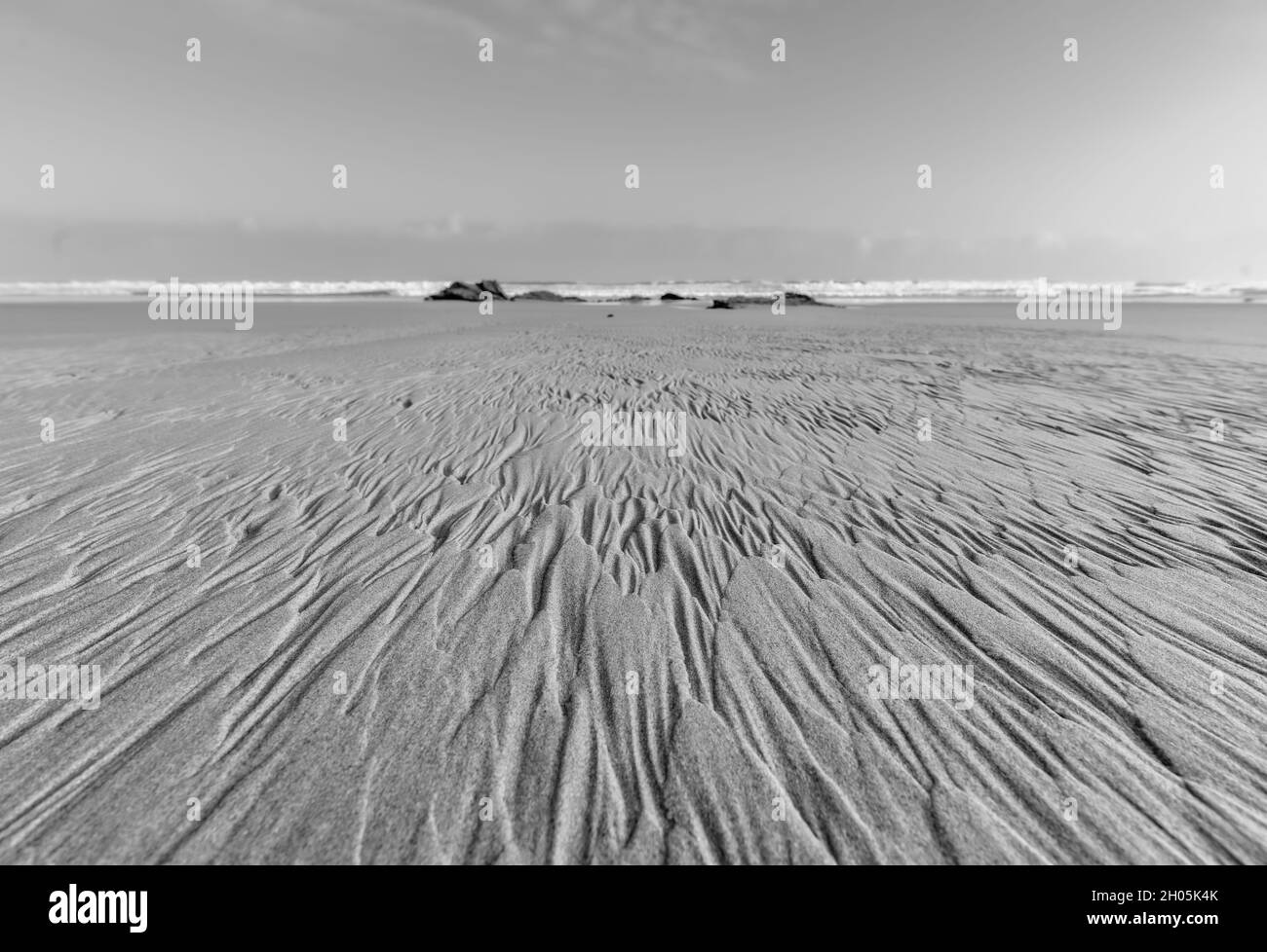 Fotografia della sabbia su una spiaggia, foto in bianco e nero a Pontevedra, Galizia, Spagna. Foto Stock