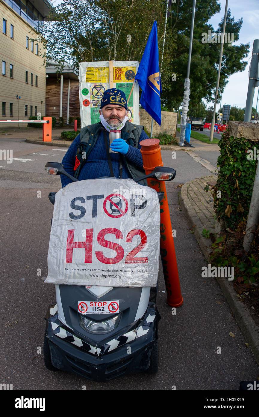 Aylesbury, Regno Unito. 11 Ottobre 2021. HS2 Ltd ha sequestrato terreni di proprietà del Buckinghamshire Council che è attualmente occupato dalla Anti HS2 Wendover Active Resistance dove HS2 sta ora evocando i manifestanti. La terra non faceva parte della Hybrid Bill. I manifestanti dicono che l'ordine del tribunale ottenuto da HS2 contro HS2 è stato concesso presumibilmente utilizzando prove fittizie di un conflitto in voce tra i manifestanti e HS2 che i manifestanti dicono non è accaduto. La gente del posto e i manifestanti si sono recati oggi negli uffici del consiglio del Buckinghamshire ad Aylesbury per rivolgere loro le loro domande. Direttore delle autostrade e dei Trasporti Foto Stock