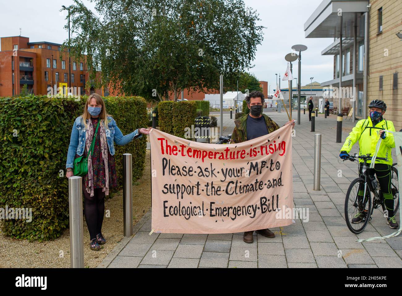 Aylesbury, Regno Unito. 11 Ottobre 2021. HS2 Ltd ha sequestrato terreni di proprietà del Buckinghamshire Council che è attualmente occupato dalla Anti HS2 Wendover Active Resistance dove HS2 sta ora evocando i manifestanti. La terra non faceva parte della Hybrid Bill. I manifestanti dicono che l'ordine del tribunale ottenuto da HS2 contro HS2 è stato concesso presumibilmente utilizzando prove fittizie di un conflitto in voce tra i manifestanti e HS2 che i manifestanti dicono non è accaduto. La gente del posto e i manifestanti si sono recati oggi negli uffici del consiglio del Buckinghamshire ad Aylesbury per rivolgere loro le loro domande. Direttore delle autostrade e dei Trasporti Foto Stock