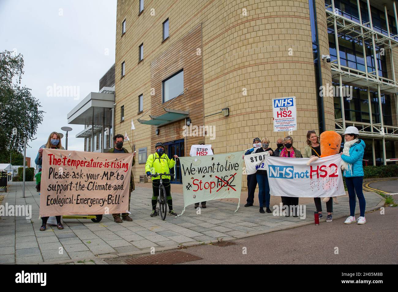 Aylesbury, Regno Unito. 11 Ottobre 2021. HS2 Ltd ha sequestrato terreni di proprietà del Buckinghamshire Council che è attualmente occupato dalla Anti HS2 Wendover Active Resistance dove HS2 sta ora evocando i manifestanti. La terra non faceva parte della Hybrid Bill. I manifestanti dicono che l'ordine del tribunale ottenuto da HS2 contro HS2 è stato concesso presumibilmente utilizzando prove fittizie di un conflitto in voce tra i manifestanti e HS2 che i manifestanti dicono non è accaduto. La gente del posto e i manifestanti si sono recati oggi negli uffici del consiglio del Buckinghamshire ad Aylesbury per rivolgere loro le loro domande. Direttore delle autostrade e dei Trasporti Foto Stock