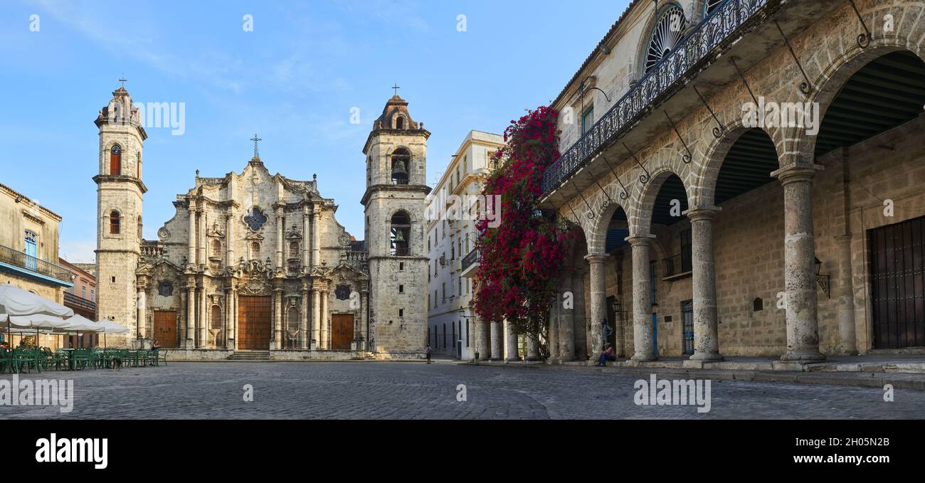 LA HABANA, CUBA - 19 settembre 2021: Una vecchia cattedrale dell'Avana, una delle 4 piazze più importanti dell'Avana Vecchia, gli edifici e l'architettura rinnovati l Foto Stock