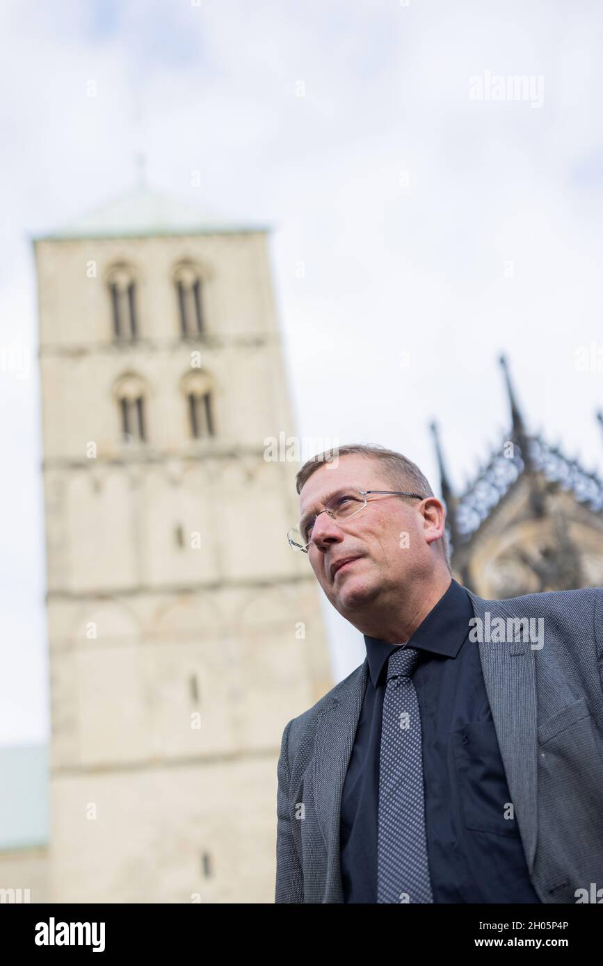 11 ottobre 2021, Renania Settentrionale-Vestfalia, Münster: Thomas Schüller, teologo e avvocato canonico, si trova di fronte alla cattedrale. Foto: Rolf Vennenbernd/dpa Foto Stock