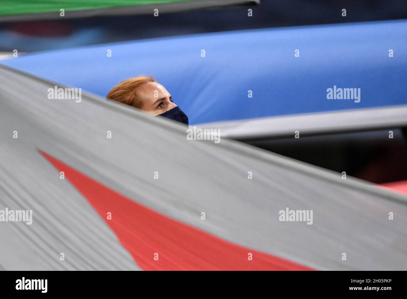 Milano, Italia. 10 Ott 2021. Gli occhi di una ragazza che indossa una maschera sono visti durante la presentazione della partita finale della UEFA Nations League tra Spagna e Francia allo stadio San Siro di Milano (Italia), 10 ottobre 2021. Foto Andrea Staccioli/Insidefoto Credit: Ininsidefoto srl/Alamy Live News Foto Stock