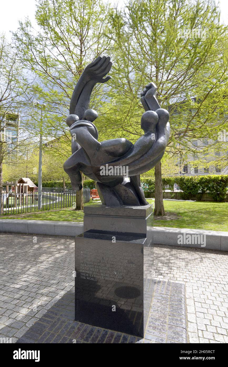 Londra, Inghilterra, Regno Unito. International Brigade Memorial (Ian Walters, 1985) - Giardini del Giubileo, strada Belvedere, SE1. Iscrizione (fronte): 'In onore di ove Foto Stock