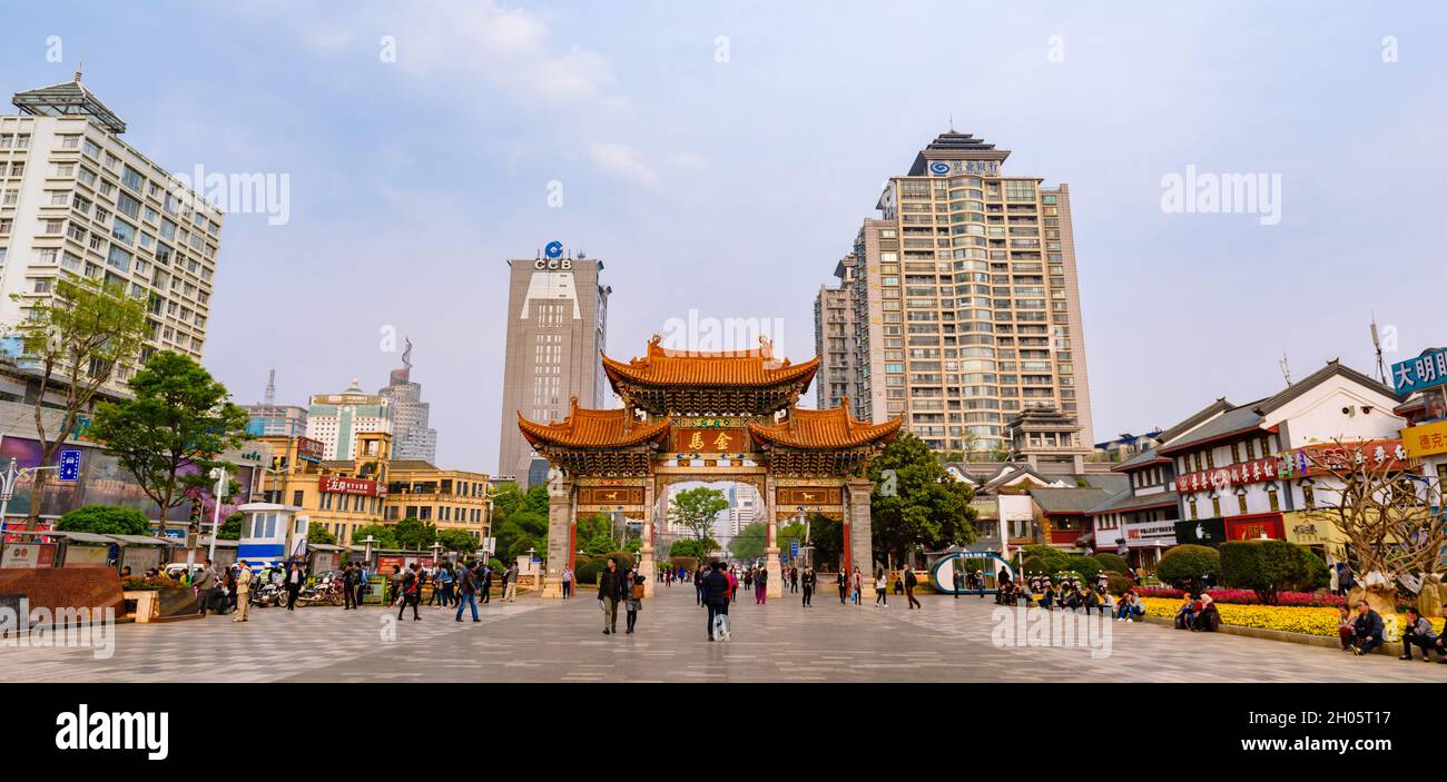 Yunnan, Cina - 28 Marzo 2016: Panorama della storica pietra miliare porta Jinma Biji nella città di Kunming. Traduzione 'Cavallo d'Oro'. Foto Stock