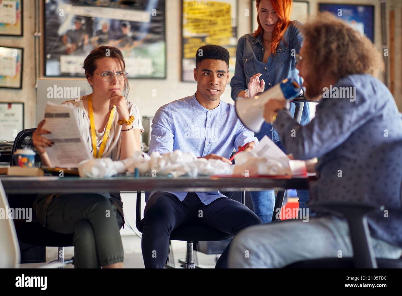 Gruppo di colleghi che hanno concorrenza insieme in ufficio; concetto di ambiente di lavoro casuale Foto Stock