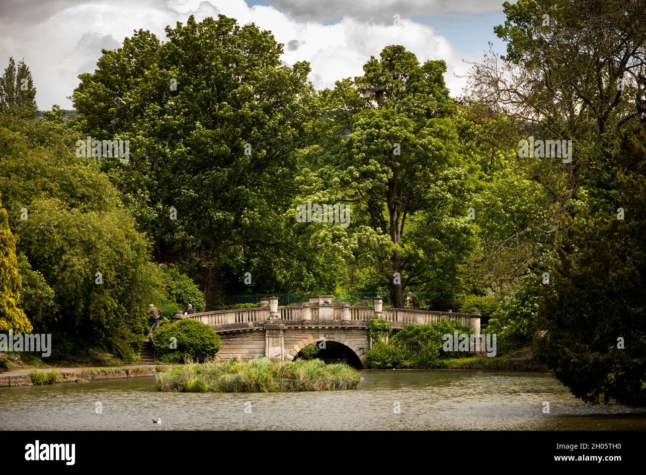 Regno Unito, Gloucestershire, Cheltenham, Pittville Park, Albert Road ponte sul lago Foto Stock