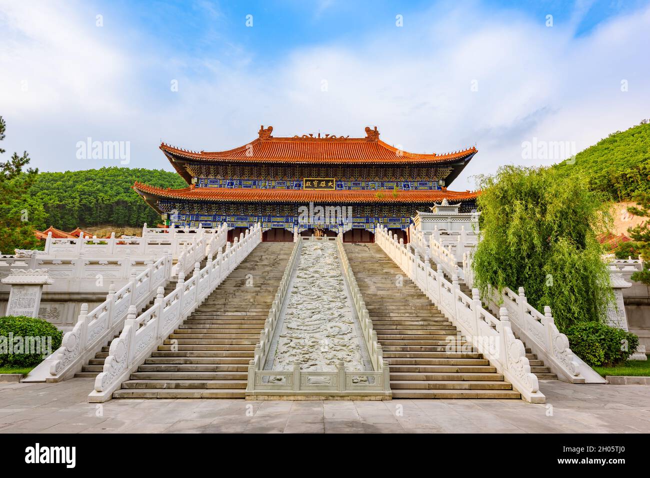 Jilin, Cina - 02 settembre 2016: Sala di culto principale al Tempio di Zhengjue. Foto Stock