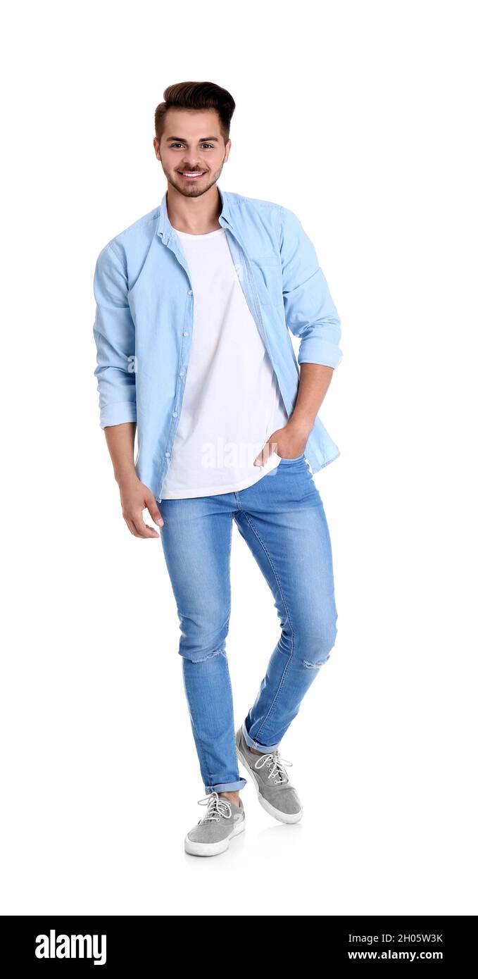 Giovane uomo in jeans eleganti su sfondo bianco Foto stock - Alamy