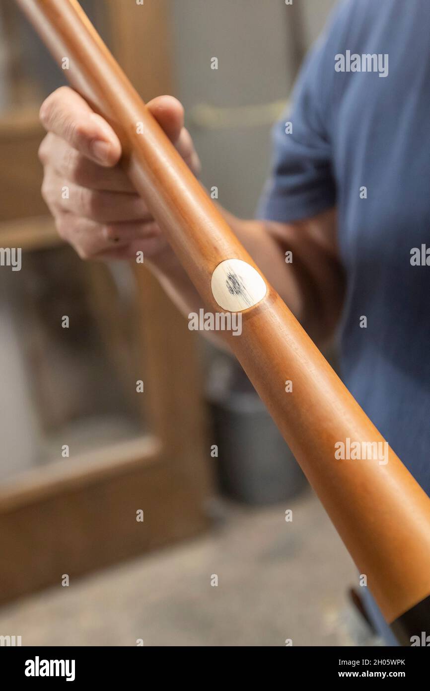 Brookville, Pennsylvania - i pipistrelli da baseball sono prodotti a BWP Bats. Il punto di inchiostro applicato ai pipistrelli di qualità professionale di acero e betulla mostra il legno Foto Stock