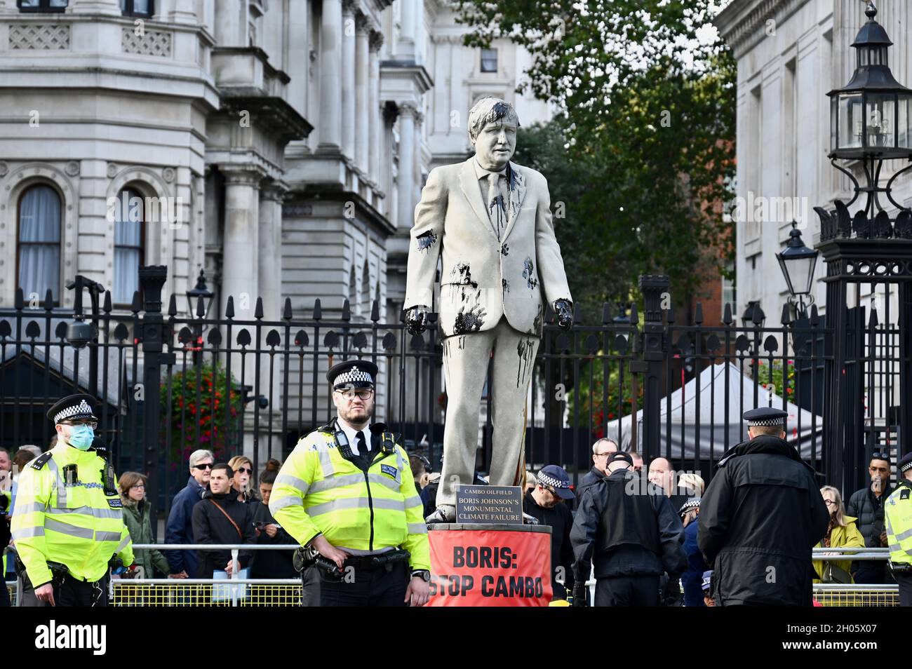 Londra, Regno Unito. La statua di Boris Johnson, Greenpeace, ha organizzato una protesta di 'Scop Cambo' a Whitehall con una statua spruzzata di olio di Boris Johnson, Downing Street, Westminster. Foto Stock