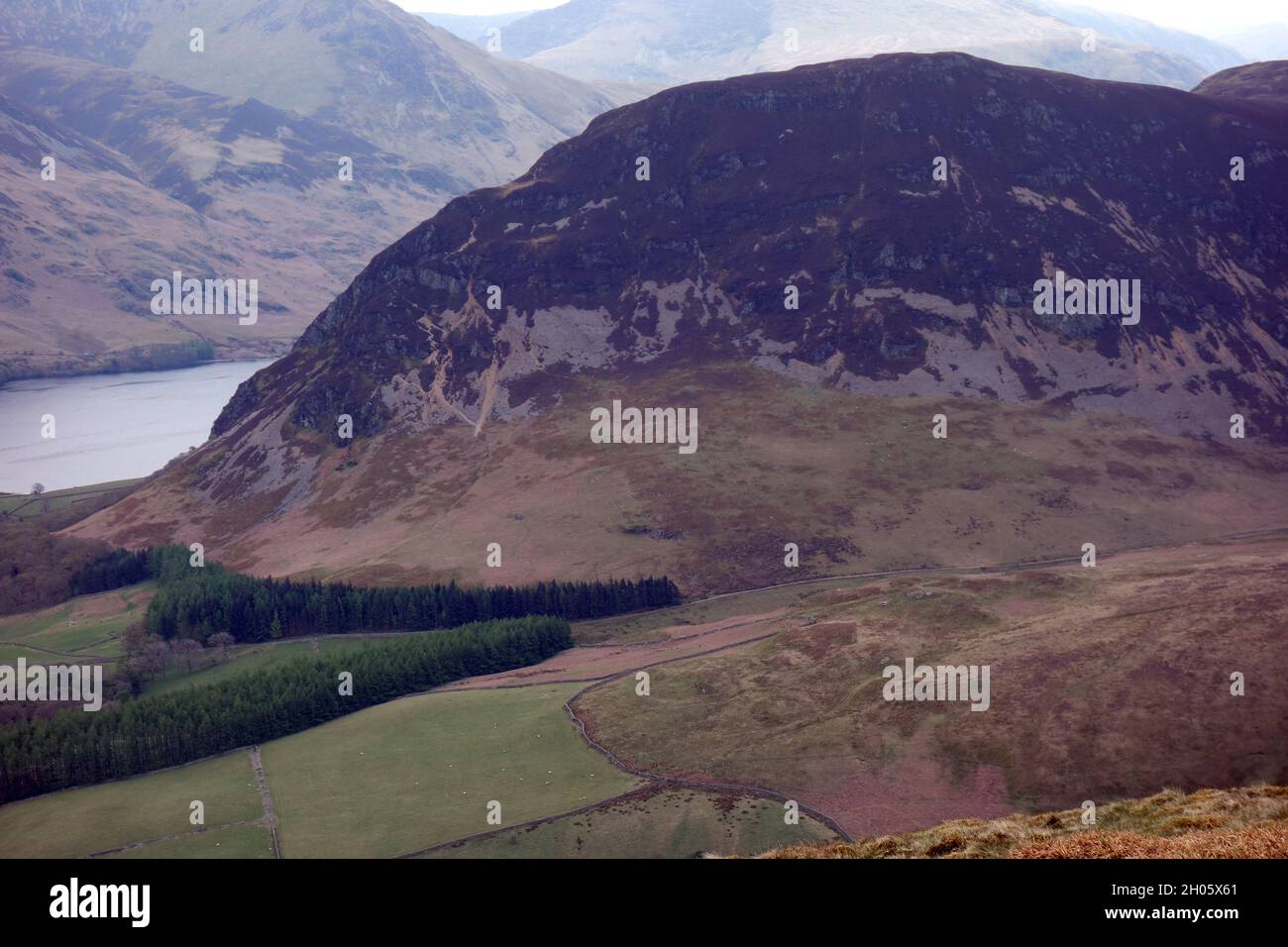 White Crag & Raven Crag sul Wainwright 'Mellbreak' dalla cima di 'Carling Knott' nel Lake District National Park, Cumbria, Inghilterra, Regno Unito. Foto Stock