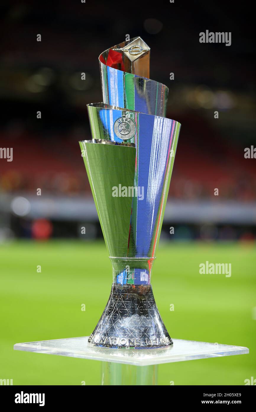 Il trofeo della UEFA Nations League è esposto prima della partita finale della UEFA Nations League tra Spagna e Francia . Foto Stock