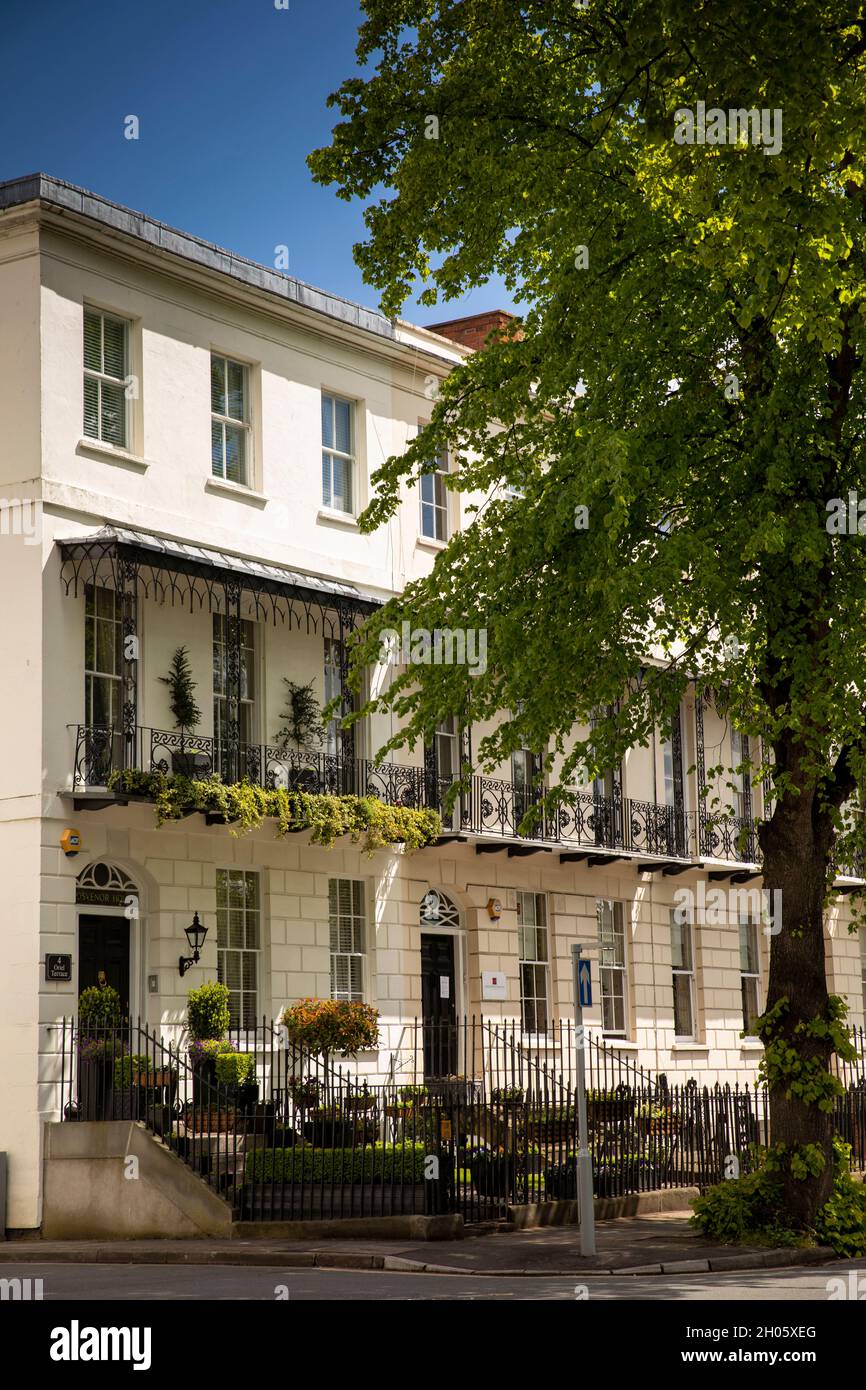 Regno Unito, Gloucestershire, Cheltenham, Montpelier Spa Road, terrazza di case georgiane di fronte ai giardini Montpelier Foto Stock