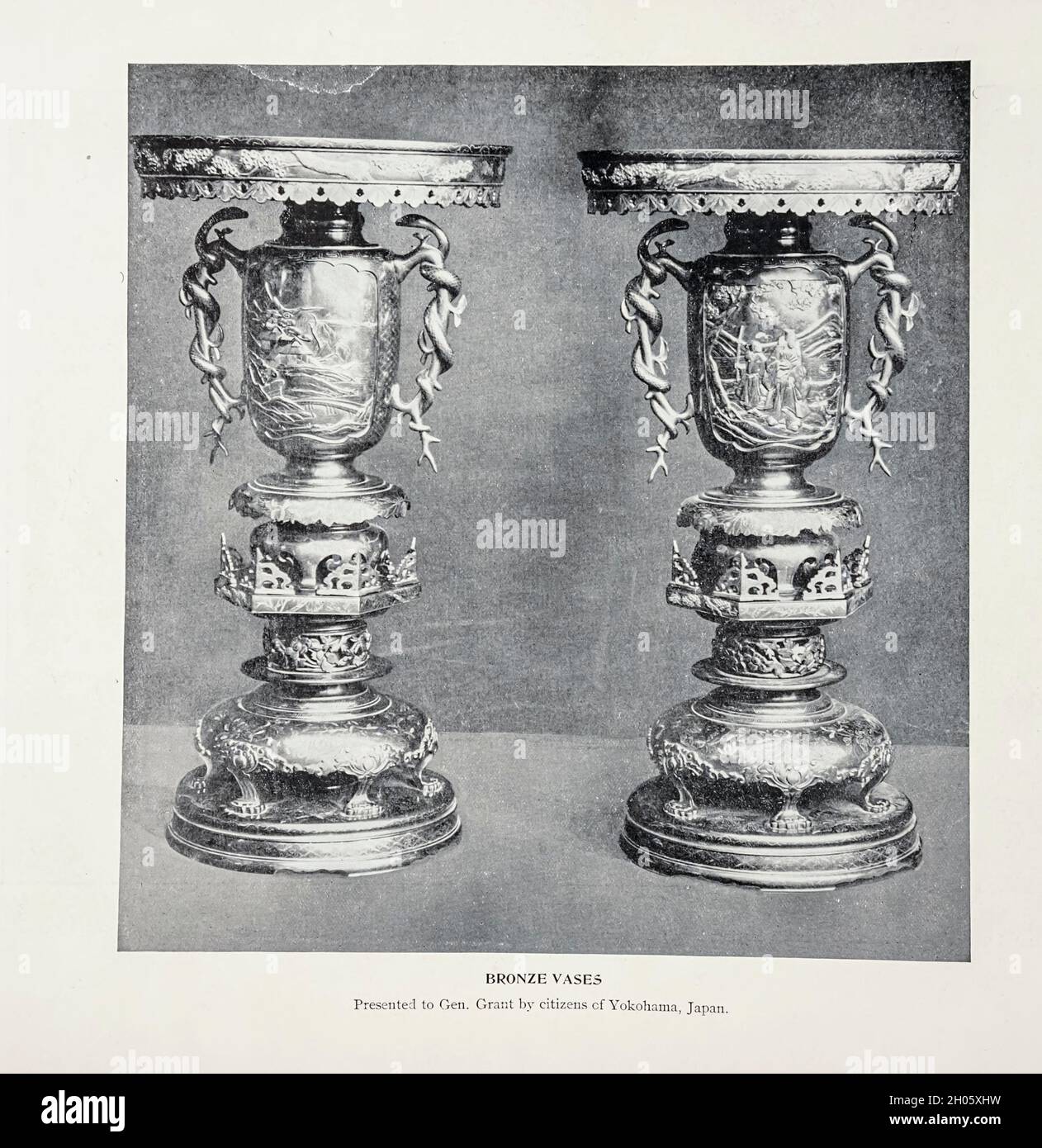 Bronze Vases from Yokohama Japan from the American Civil War Book and Grant album : 'Art immortelles' : Un portafoglio di riproduzioni a mezzitoni da fotografie rare e costose progettate per perpetuare la memoria del generale Ulisse S. Grant, raffigurante scene e incidenti in relazione alla Guerra civile pubblicata a Boston e New York da W. H. Allen nel 1894 Foto Stock