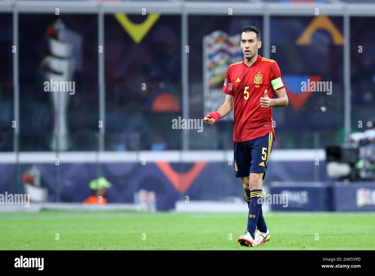 Sergio Busquets di Spagna si fa avanti durante la partita finale della UEFA Nations League tra Spagna e Francia . Foto Stock