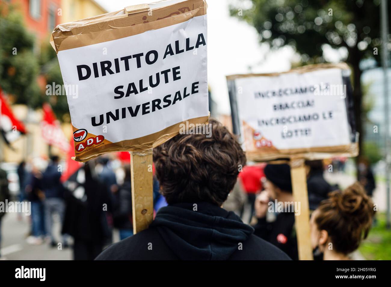 Bologna, Italia. 11 ottobre 2021. I manifestanti hanno una bandiera durante uno sciopero generale chiamato dai sindacati popolari (Cobas, Cub, USB) contro il governo Draghi. Alla protesta hanno partecipato circa 3000 persone, tra studenti e lavoratori, sfilando per le strade del quartiere di Bolognina e del centro storico. Credit: Massimiliano Donati/Alamy Live News Foto Stock