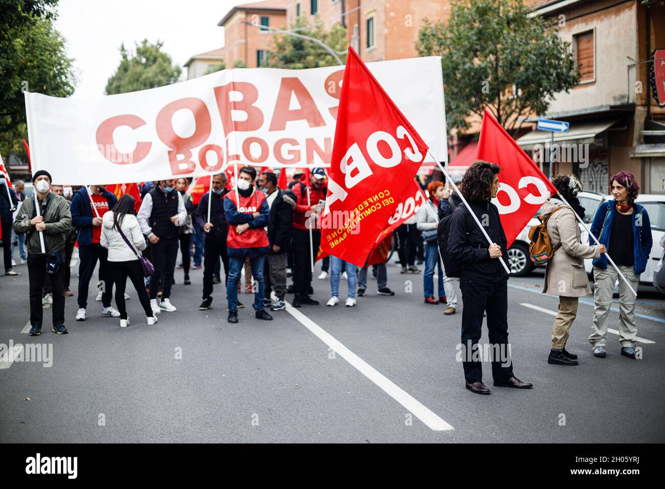 Bologna, Italia. 11 ottobre 2021. I manifestanti hanno una bandiera durante uno sciopero generale chiamato dai sindacati popolari (Cobas, Cub, USB) contro il governo Draghi. Alla protesta hanno partecipato circa 3000 persone, tra studenti e lavoratori, sfilando per le strade del quartiere di Bolognina e del centro storico. Credit: Massimiliano Donati/Alamy Live News Foto Stock