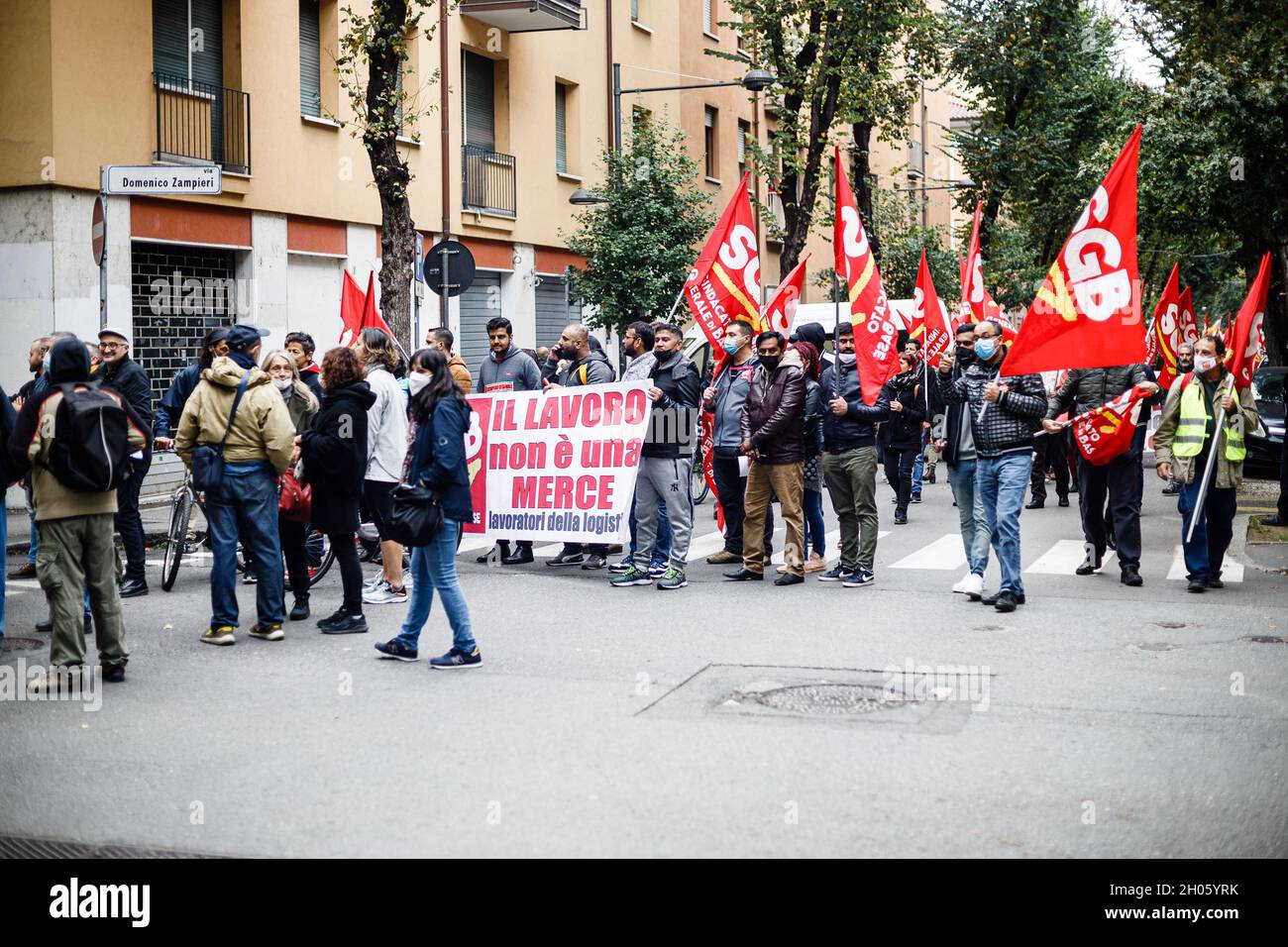 Bologna, Italia. 11 ottobre 2021. I manifestanti hanno una bandiera durante uno sciopero generale chiamato dai sindacati popolari (Cobas, Cub, USB) contro il governo Draghi. Alla protesta hanno partecipato circa 3000 persone, tra studenti e lavoratori, sfilando per le strade del quartiere di Bolognina e del centro storico. Credit: Massimiliano Donati/Alamy Live News Foto Stock