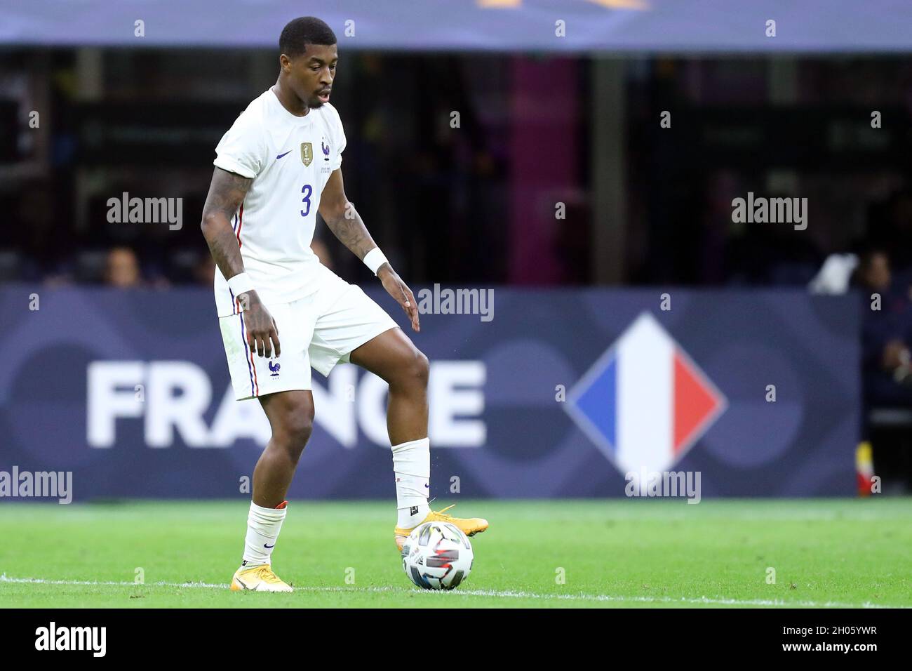 Presnel Kimpembe di Francia controlla la palla durante la partita finale della UEFA Nations League tra Spagna e Francia . Foto Stock