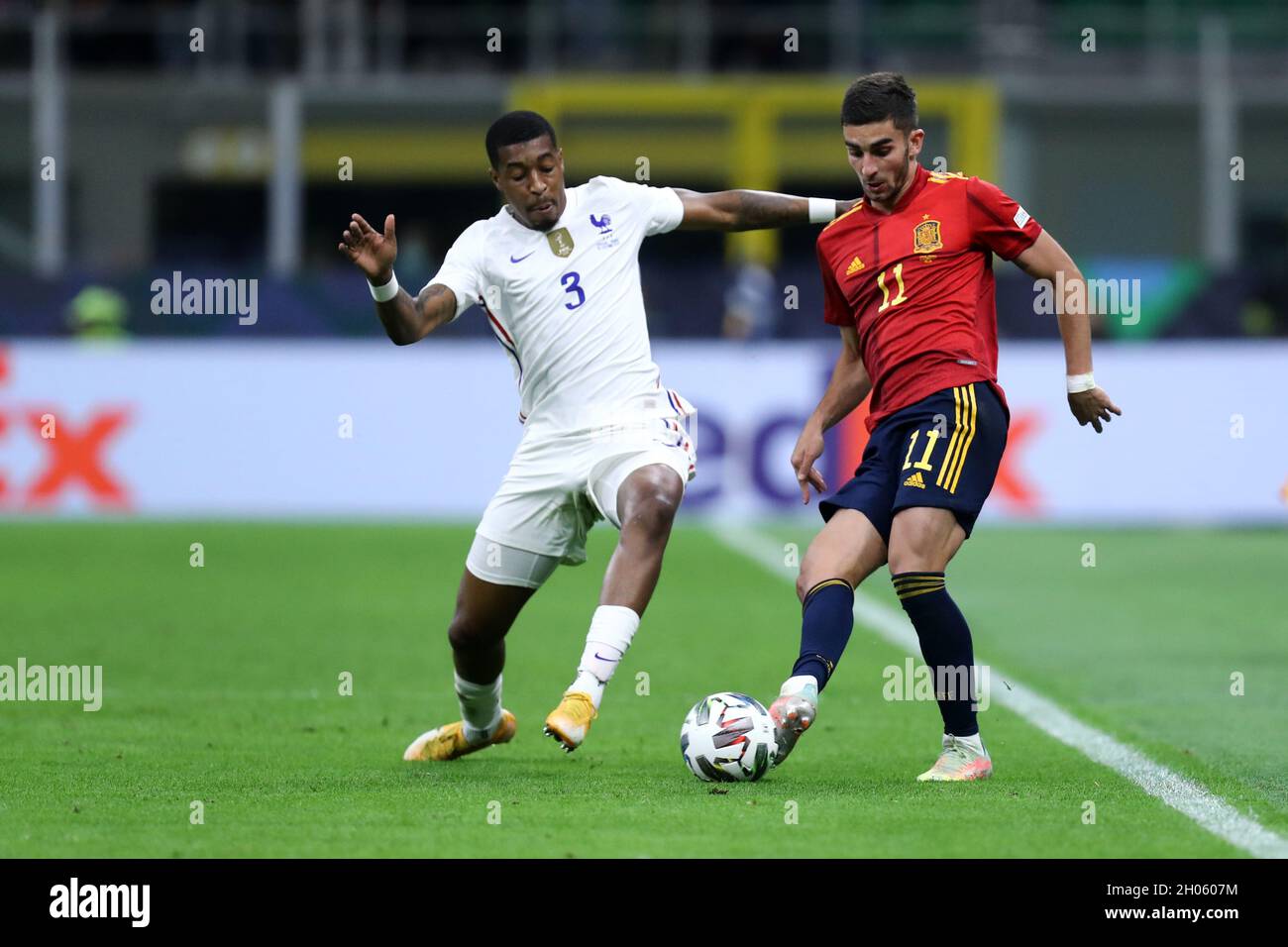 Presnel Kimpembe di Francia e Ferran Torres di Spagna combattono per la palla durante la partita finale della UEFA Nations League tra Spagna e Francia . Foto Stock