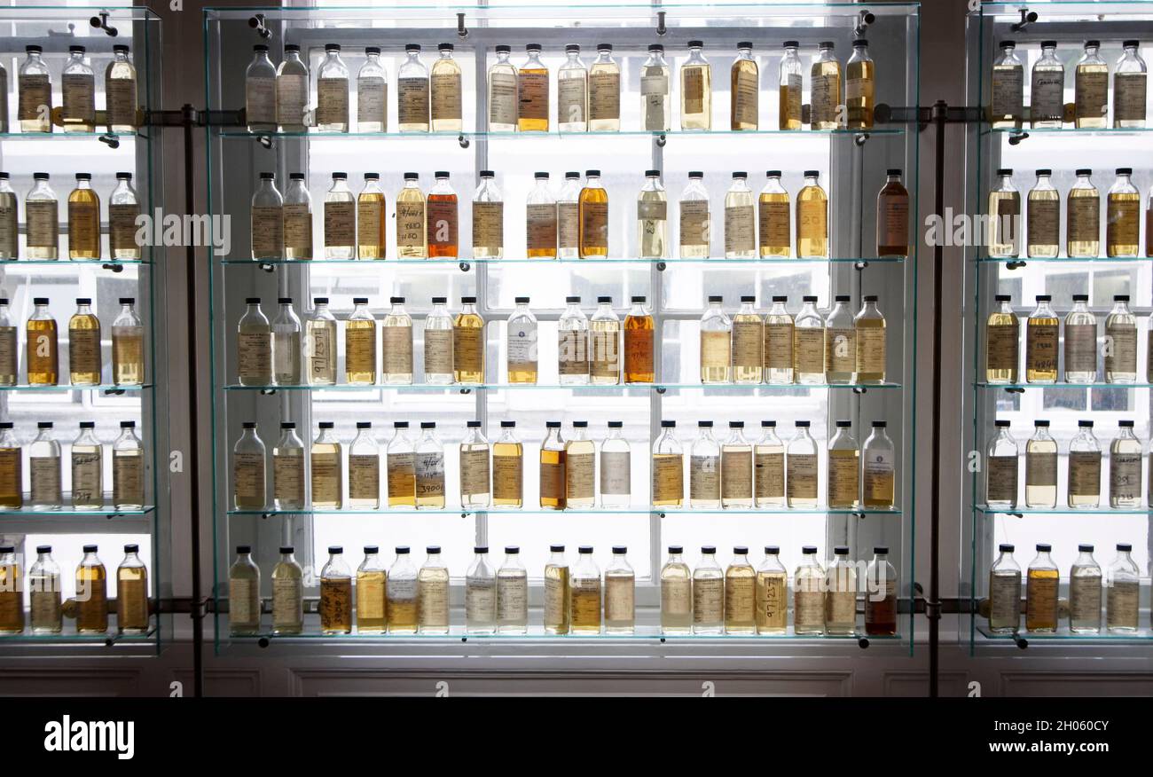 Assaggi di whisky di malto in botte singolo Scozia Edimburgo Foto Stock
