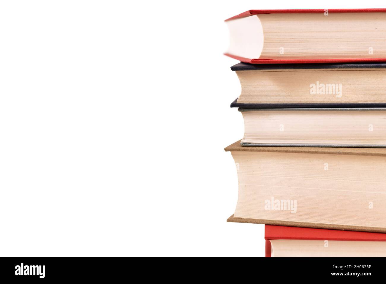 Impilare i vecchi libri di copertina su uno sfondo bianco con spazio per la copia Foto Stock