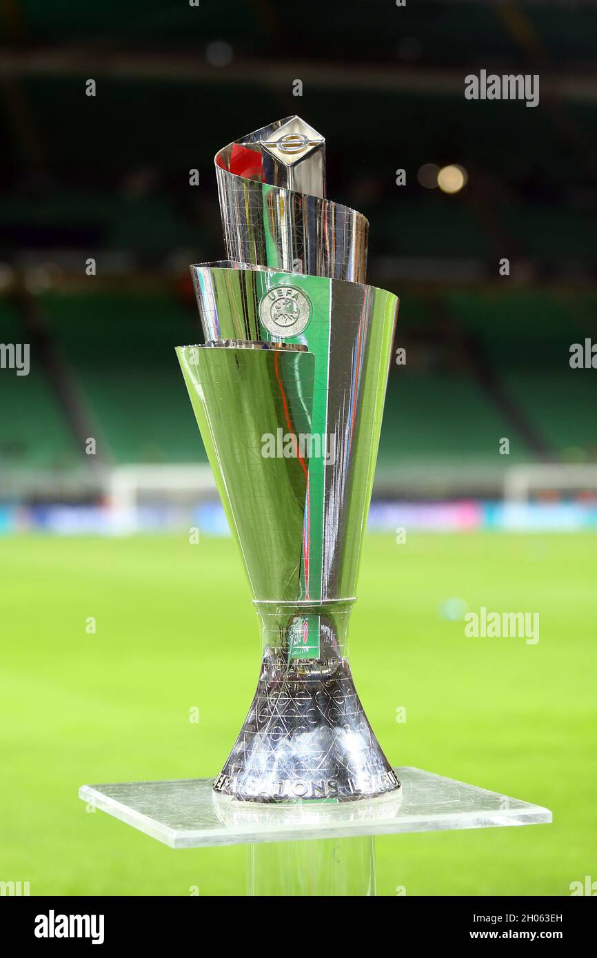 Il trofeo della UEFA Nations League è esposto prima della partita finale della UEFA Nations League tra Spagna e Francia . Foto Stock