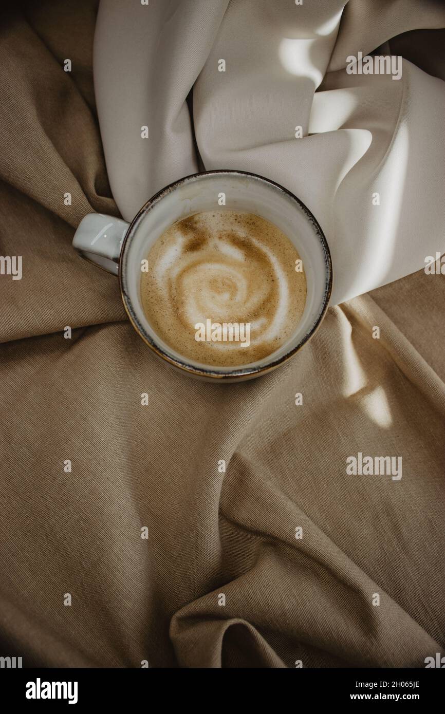 Top Visualizza la tazza di caffè calda su uno sfondo marrone. Copia testo. Fotografia del caffè Sill Life. Foto Stock