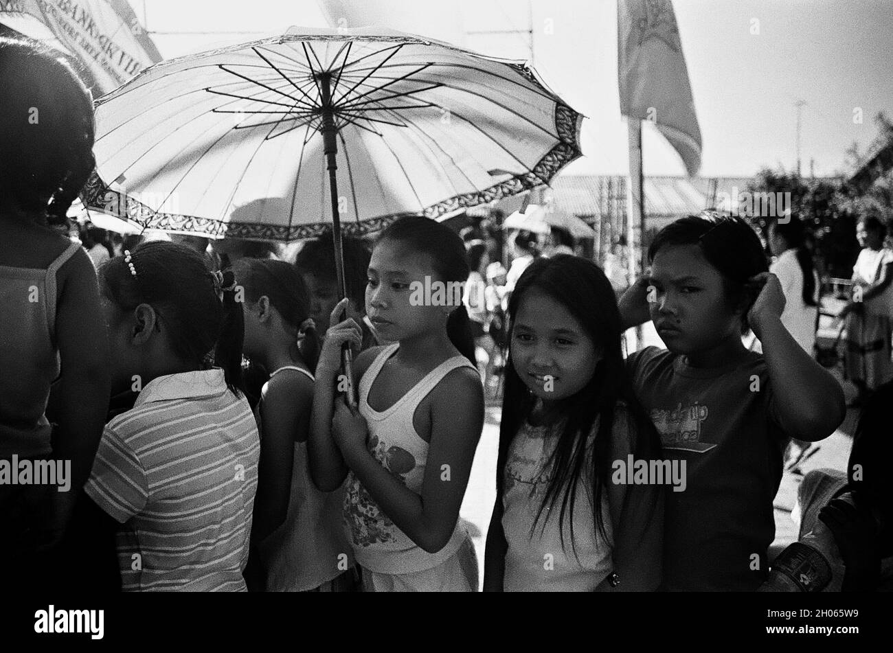 Bambini nel complesso di Baesco di Gawad Kalinga, un programma di alloggi, dove si sono tenuti numerosi spettacoli durante la festa di Natale organizzata per i residenti di Baesco. Baseco è un'area sovraffollata di slum a Manila e ospita decine di migliaia di famiglie. Manila, Filippine. Dicembre, 2007. Foto Stock