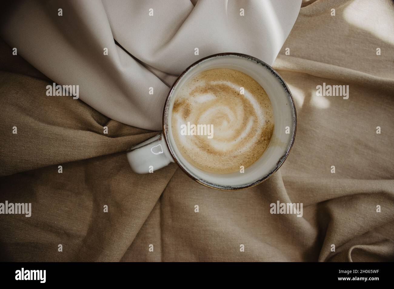 Top Visualizza la tazza di caffè calda su uno sfondo marrone. Copia testo. Fotografia del caffè di Still Life. Foto Stock