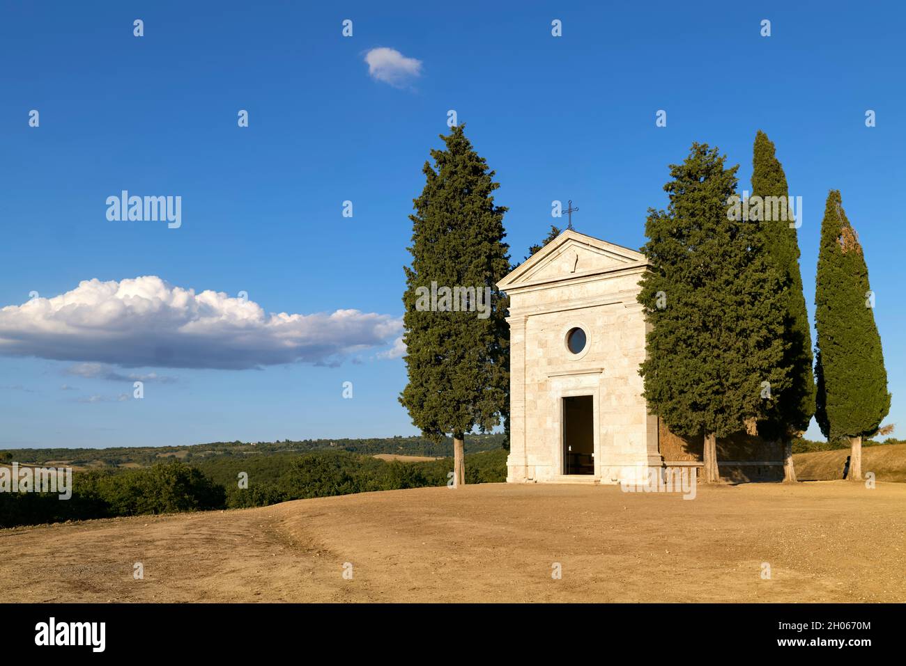 San Quirico d'Orcia Val d'Orcia Toscana Italia. Cappella Vitaleta (Cappella della Madonna di Vitaleta) Foto Stock