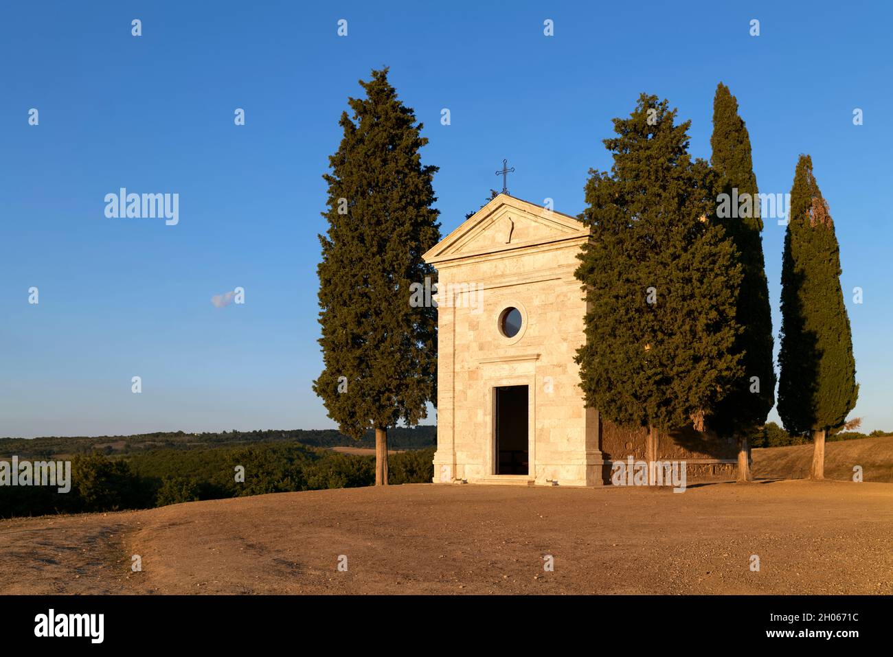 San Quirico d'Orcia Val d'Orcia Toscana Italia. Cappella Vitaleta (Cappella della Madonna di Vitaleta) Foto Stock