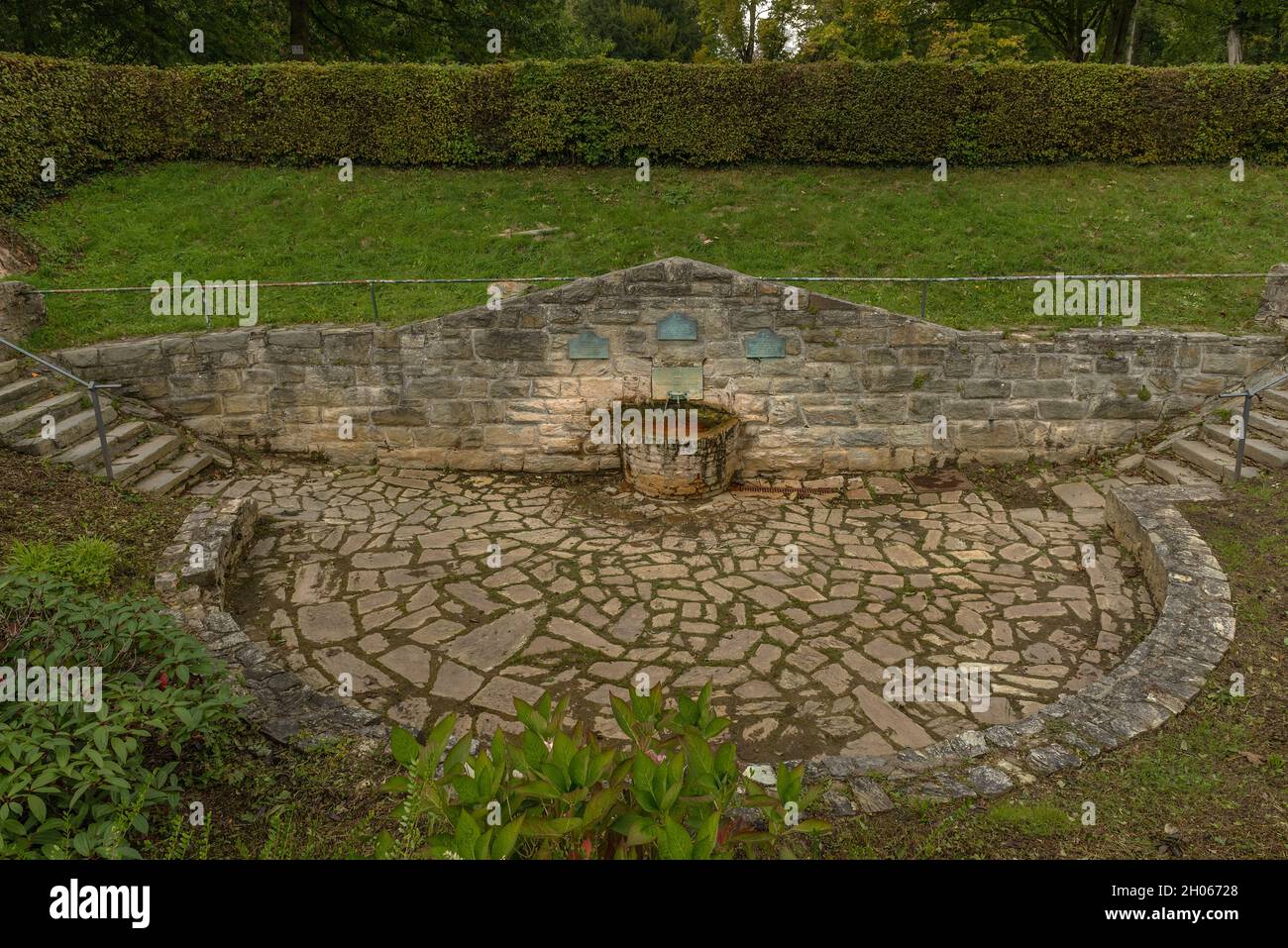Una delle sorgenti minerali nel Quellenpark di Kronberg im Taunus, Germania Foto Stock
