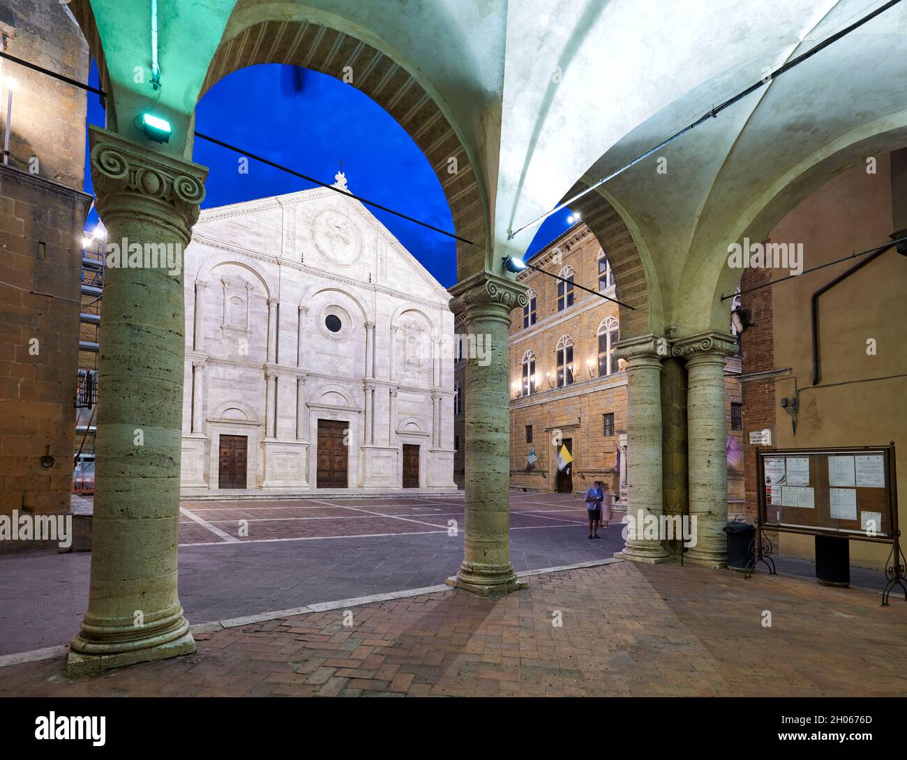 Pienza Val d'Orcia Toscana. Piazza Pio II al tramonto. La Cattedrale Foto Stock