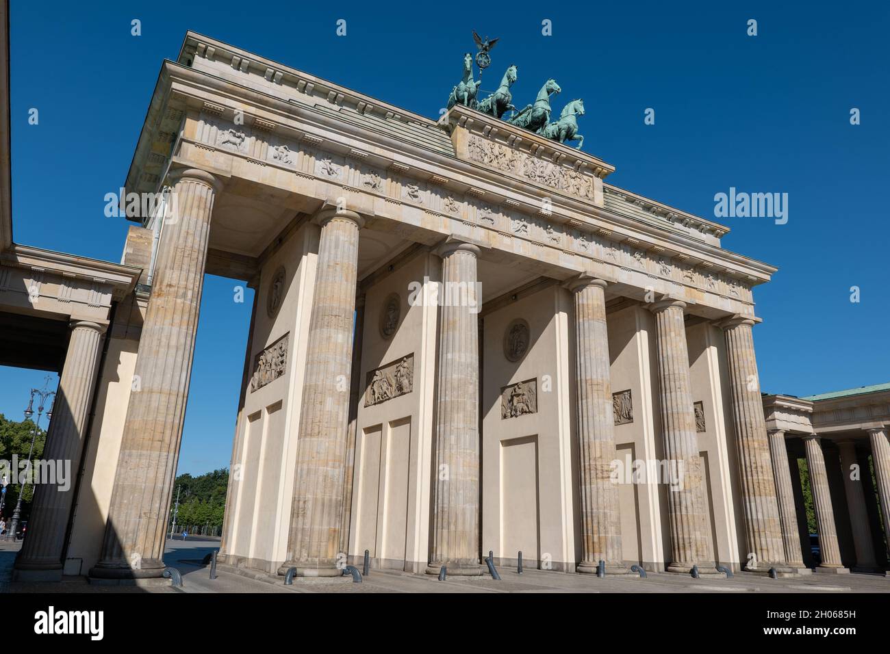 La porta di Brandeburgo, monumento storico della città di Berlino, in Germania, architettura in stile neoclassico. Foto Stock