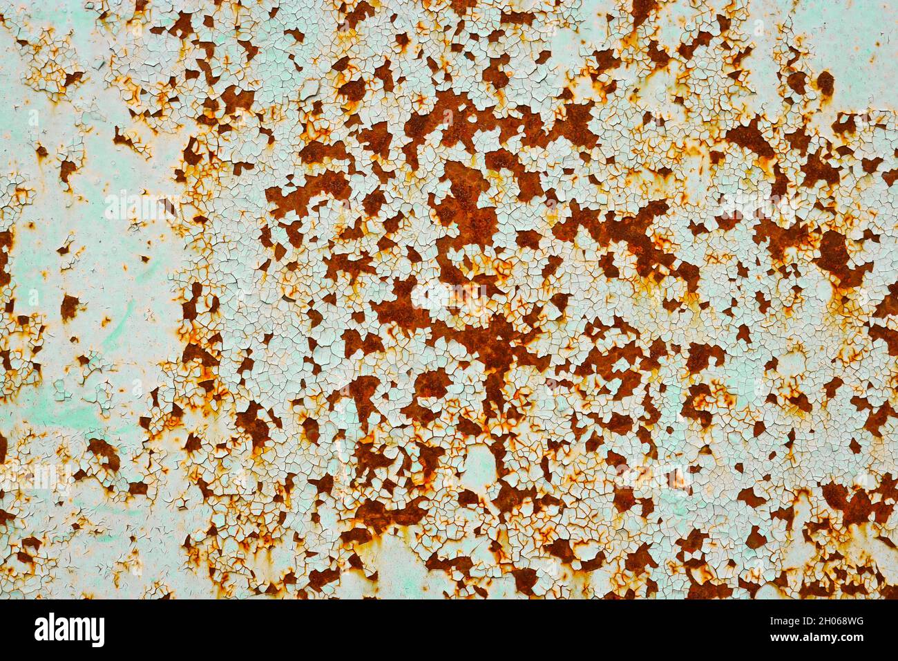 Vecchia superficie di metallo arrugginito con vernice di peeling. Foto Stock