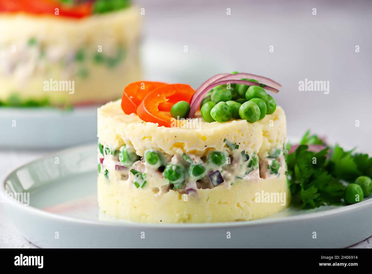 Un piatto tradizionale peruviano. Causa ripieno di pollo. Foto Stock