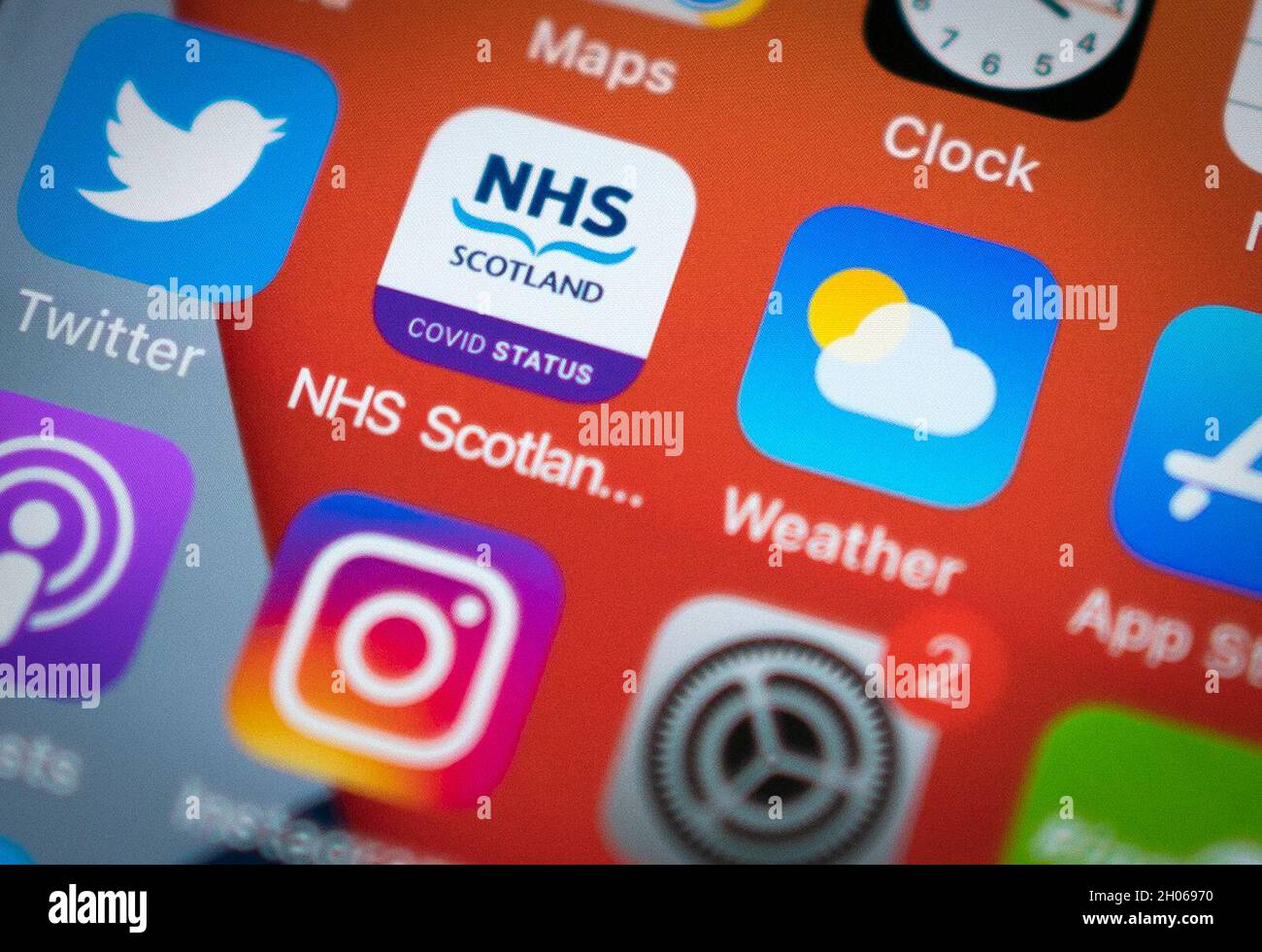 Uno smartphone che visualizza l'app di stato NHS Scotland Covid. Data foto: Lunedì 11 ottobre 2021. Foto Stock