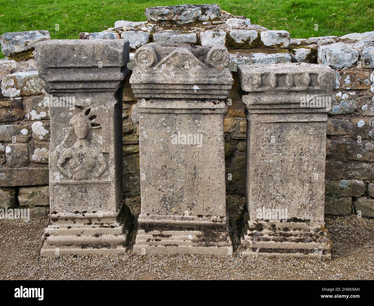 Tre altari al Tempio di Mitra vicino al Muro di Adriano a Carrawburgh nel Northumberland, Inghilterra, Regno Unito. Gli altari sono repliche di quelli del Grande Foto Stock