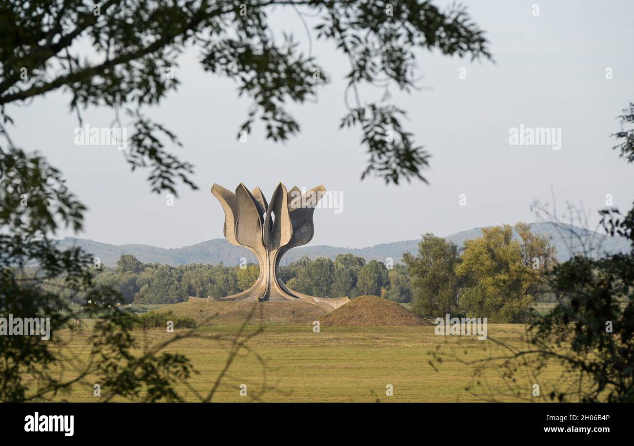 CROAZIA, Jasenovac, monumento FIORE DI PIETRA dell'architetto serbo Bogdan Bogdanovic, memoriale per le vittime del campo di concentramento di Jasenovac dove ebrei, Sinti e Rom, serbi e comunisti sono stati assassinati dal fascista croato Ustacha 1941-45 Foto Stock